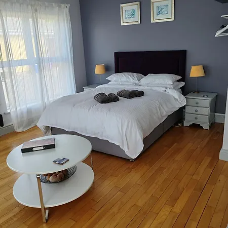 בית אירוח Greenmile House, *